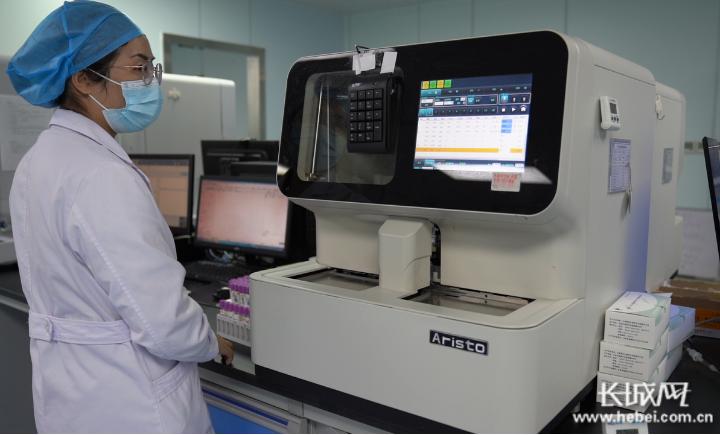 赵青正在对血液样本进行相关检测。 长城网·冀云客户端记者 王日成 摄 图片